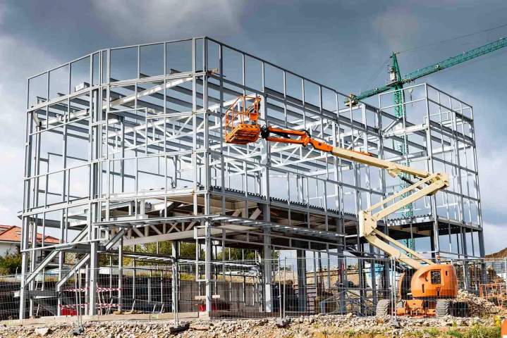 Nous concevons et installons des structures métalliques adaptées aux besoins des industries.